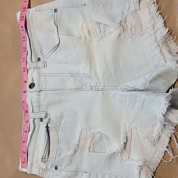 Kendall + Kylie Size 9/29 The Icon Short, Light Wash Denim Shorts - Picture 3 of 12